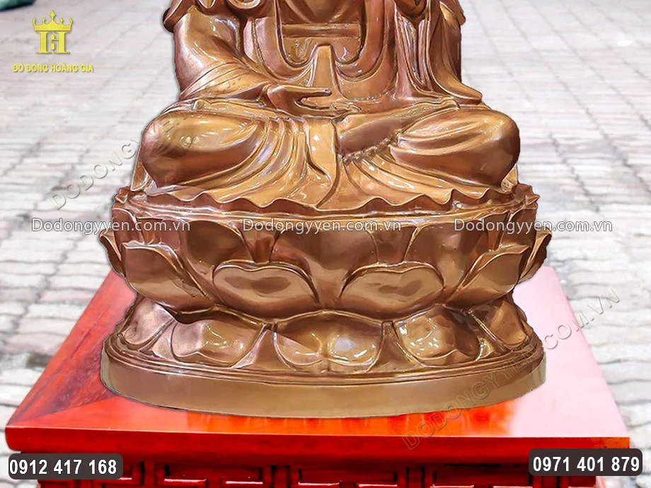 Ng&agrave;i được đ&uacute;c theo thế ngồi tr&ecirc;n đ&agrave;i sen